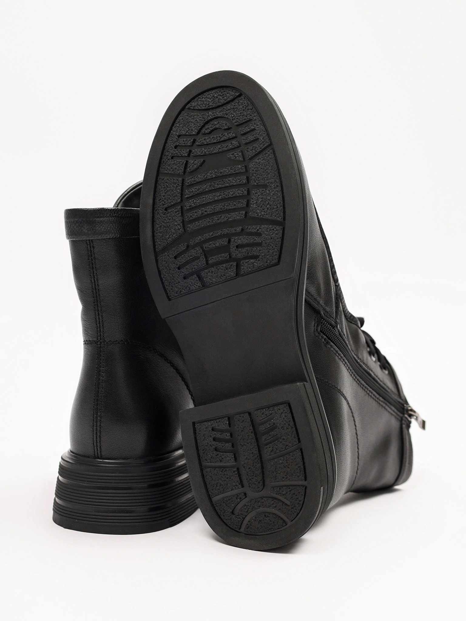 Ботинки черного цвета на среднем каблуке